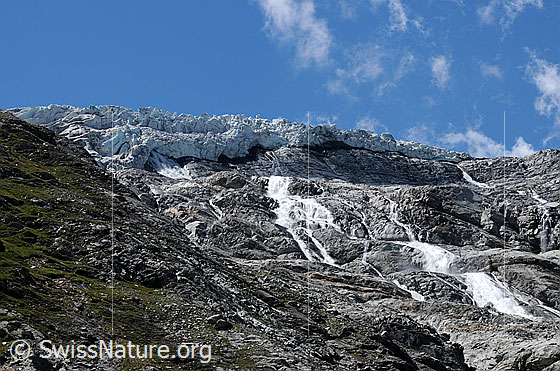 Foto: Gletschertor Allalingletscher. Der Gletscherbach führt viel Wasser und stürzt sich über die gestufte Felswand.