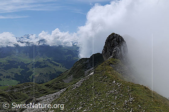 Foto: Wolkenstimmung am Türstenhäuptli. Wolken und Nebel stauen sich am Felskopf und dem Grat des Voralpengipfels.