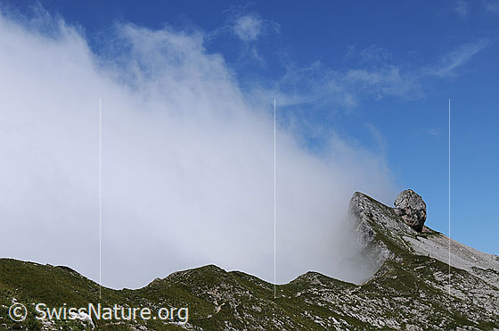 Foto: Wolkenstimmung am Türstenhäuptli. Die Wolken stauen sich am Grat.