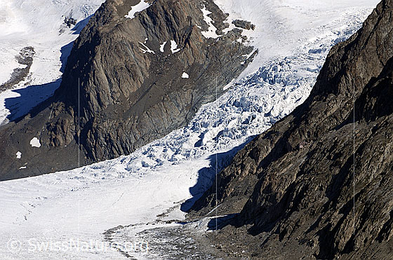 Foto: Ewigschneefäld und Konkordiaplatz. Rechts in den Felsen die Konkordiahütten.