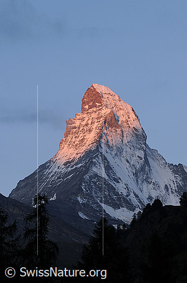 Foto: Morgenstimmung Matterhorn. Der Gipfel des Horu erscheint rötlich im ersten Sonnenlicht.