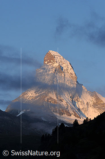 Foto: Matterhorn im Morgenlicht umgeben von Nebelresten.