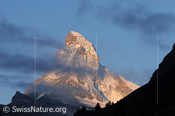 Foto: Matterhorn am Morgen. Matterhorn in stimmungsvollem Morgenlicht und umgeben von Nebelresten.