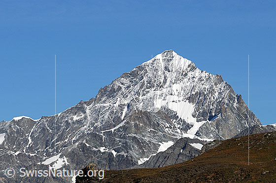 Foto: Dent Blanche und Pointe de Zinal.
Die Dent Blanche als mächtige Bergpyramide. Rechts vom Gipfel: ENE-Grat (Ostnordost-Grat, Viereselsgrat)
Links vom Gipfel: S-Grat (Südgrat, Normalroute)
Davor die Pointe de Zinal.