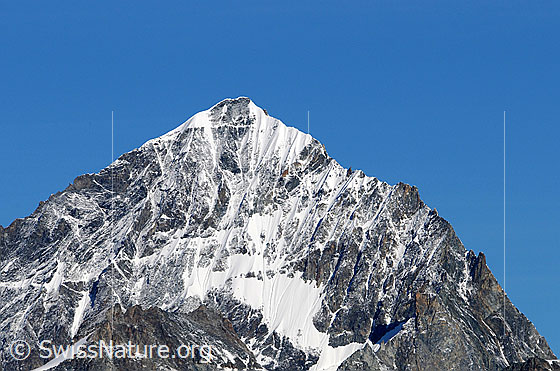 Foto: Portrait Dent Blanche. Die Dent Blanche als mächtige Pyramide. Rechts vom Gipfel: ENE-Grat (Ostnordost-Grat, Viereselsgrat)
Links vom Gipfel: S-Grat (Südgrat, Normalroute)
