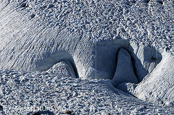 Foto: Eisoberfläche des Gornergletschers mit interessanten Formen und Strukturen.

