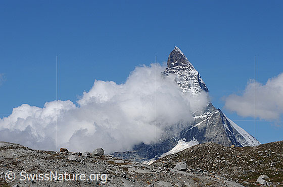 Foto: Wolkenstimmung am Matterhorn. Die Quellwolken stauen sich am Viertausender.