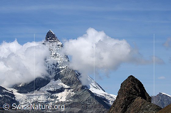 Foto: Matterhorn mit Wolkenband, Furgggletscher und Matterhorngletscher. Im Vordergrund ist das Riffelhorn zu sehen.