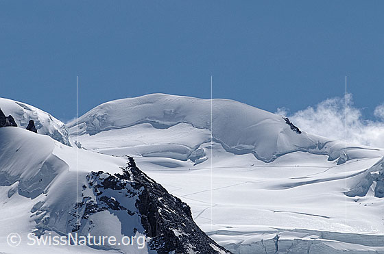 Foto: Am Fuss der Parrotspitze ist die Spur zu erkennen, welche von der Capanna Giovanni Gnifetti zum Rifugio Regina Margherita führt. Auch auf dem Grenzgletscher ist eine Spur zu sehen.