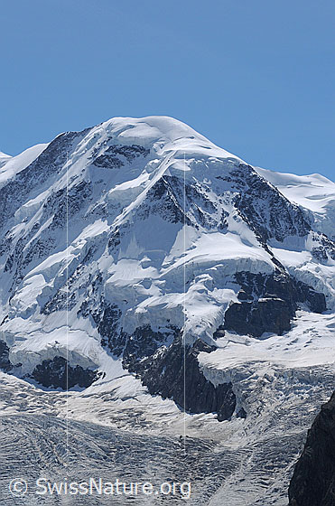 Foto: Liskamm (Westgipfel) mit seinen Hängegletschern und Zusammenfluss von Grenzgletscher und Zwillingsgletscher.