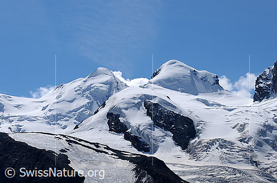 Foto: Die Viertausender Zwillinge Castor und Pollux und die Gletscherlandschaft mit Zwillingsgletscher und Schwärzegletscher.
