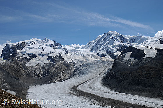 Foto: Monte Rosa mit Nordend, Dufourspitze, Parrotspitze, Liskamm und Gletscherlandschaft des Gornergletscher, Monte Rosagletscher und Grenzgletscher. Gut zu sehen ist die Mittelmoräne.
