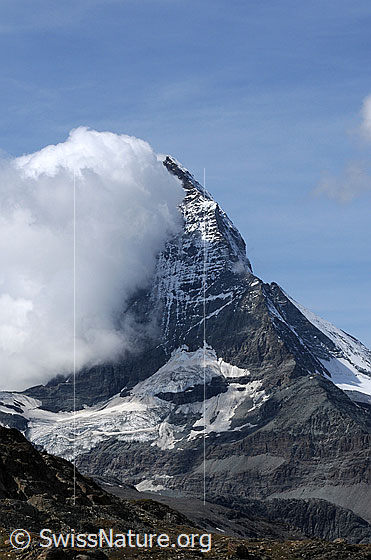 Foto: Quellwolke am Matterhorn. Die Wolke staut sich am Schweizer Wahrzeichen in dessen Bergflanke der Furgggletscher zu sehen ist.