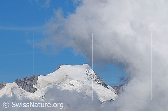 Foto: Blick durch ein Wolkenfenster auf Gross Wannenhorn und Triftgletscher.