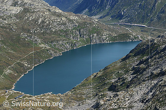 Foto: Tiefblick vom Pizzo Lucendro auf den Lucendro Stausee (Lago di Lucendro).