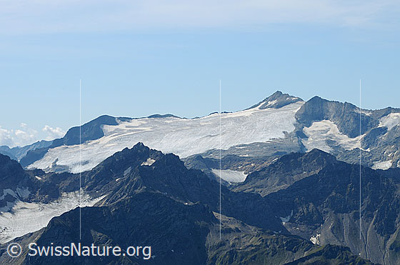 Foto: Basodino und Basodinogletscher (Ghiacciaio del Basodino). Vordergrund: Poncione di Valleggia.