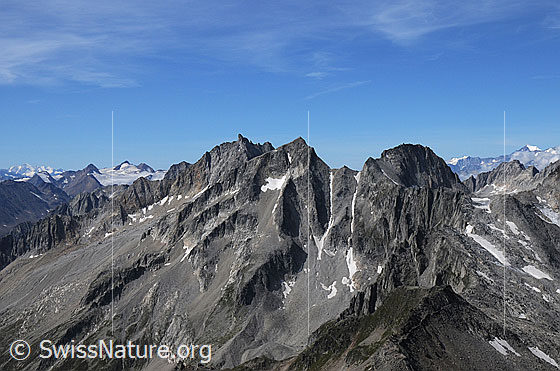 Foto: Schroffe Berglandschaft mit zerfurchten Berghängen. Folgende Gipfel sind zu sehen: Blinnenhorn mit Gletscherplateau (Griesgletscher), Pizzo Rotondo, Pizzo Pesciora und Witenwasserenstock.
