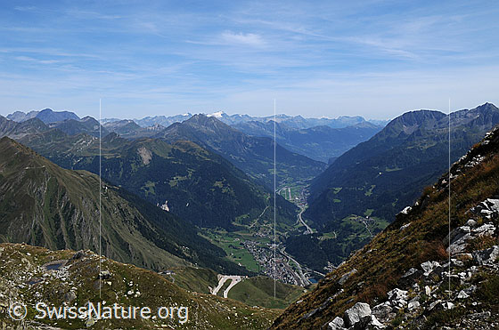Foto: Blick in die Leventina mit den Ortschaften Airolo, Piotta, Ambri und Quinto. Im Horizont sind die Berggipfel Scopi, Güferhorn, Pécianett, Rheinwaldhorn, Cima Rossa, Pizzo del Ramulazz, Poncione di Tremorgio und Pizzo Massari zu sehen.