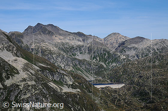 Foto: Pizzo Centrale, Pizzo Prevat und Stausee Lago della Sella mit Staumauer.