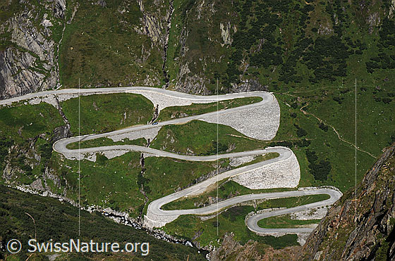 Foto: Serpentine der Tremola. Tiefblick auf die alte Passstrasse am Gotthardpass mit ihren imposanten Haarnadelkurven.