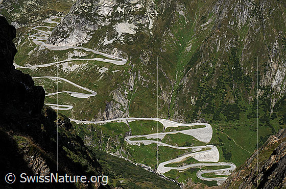 Foto: Serpentine der Tremola. Tiefblick auf die alte Passstrasse am Gotthardpass mit ihren zahlreichen Haarnadelkurven.