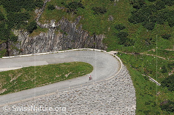 Foto: Kurve der alten Gotthardpassstrasse durch das Val Tremola.