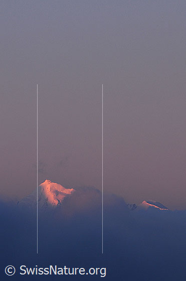 Foto: Berggipfel (Weisshorn) im Morgenrot und Wolkenstimmung.