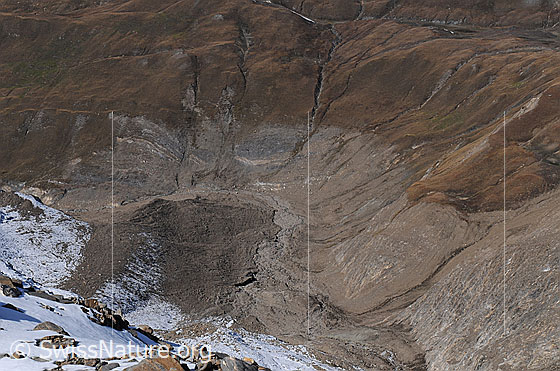 Foto: Tiefblick auf die schuttbedeckte Gletscherzunge und das Gletschervorfeld des Rappegletschers.