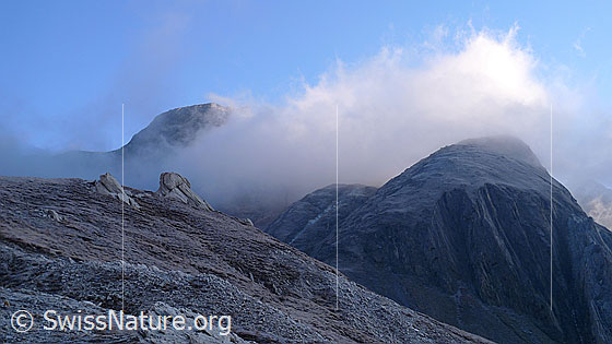 Foto: Morgenstimmung in urtümlicher Berglandschaft. Die Berghänge sind mit einer Schicht Raureif überzogen und helle Felsen ragen aus der von der Kälte erstarrten Landschaft. Im Hintergrund ziehen Wolken über die Turbechepf.