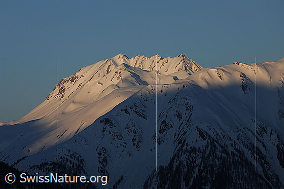 Foto: Morgenstimmung in den Bergen.
Berggipfel mit Schnee im Morgenlicht. Zu sehen sind Breithorn, Milihorn und Bättlihorn.