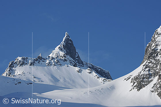 Foto: Kleines Schinhorn mit Schnee am markanten Gipfel.