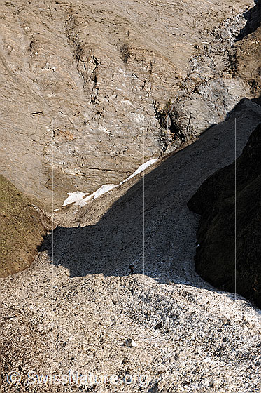 Foto: Mensch (Strahler) überquert Lawinenschnee.