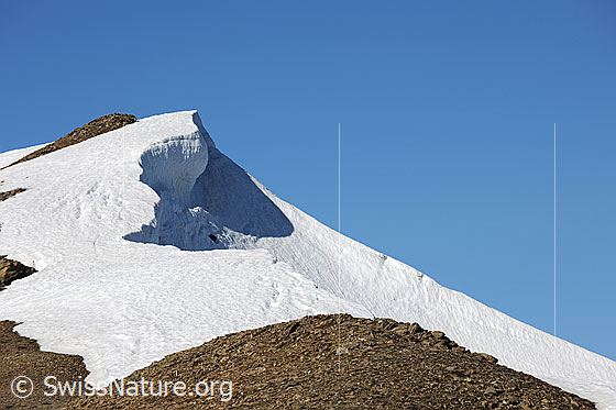 Foto: Steiniger Grat mit mächtiger Wechte.