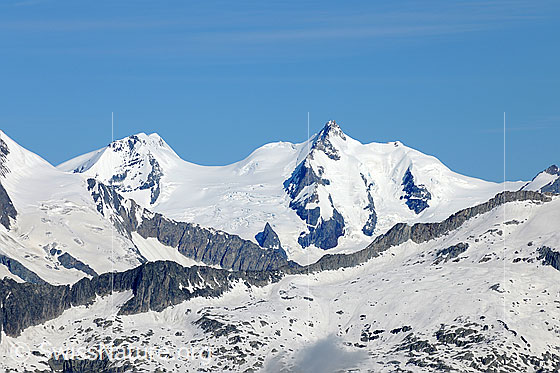 Foto: Äbeni Flue und Gletscherhorn von Süden. Dazwischen das Gletscherjoch. Gletscher: Gletscherhornfirn und Kranzbergfirn.