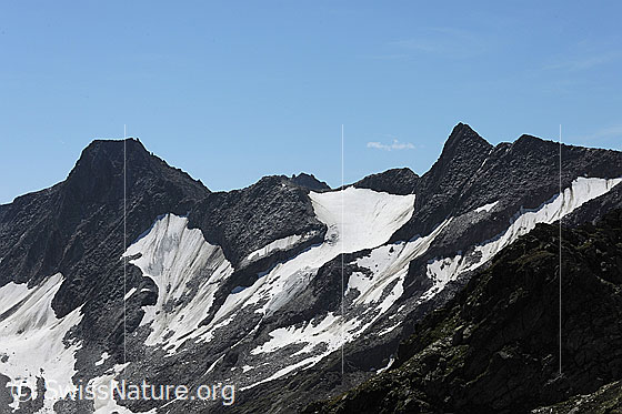 Foto: Stotzig Muttenhorn, Chli Muttenhorn und Pt. 3024.
Zwischen Chli Muttenhorn und Pt. 3024 der Chli Muttenhorngletscher.
