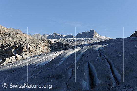 Foto: Spalten im Gletscher. Gletscherlandschaft Rhonegletscher und Hintere Gelmerhörner.
