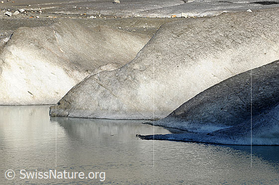 Foto: Wasser und Gletschereis an der Gletscherzunge des Rhonegletschers. Der Gletscher mündet in einen neu entstandenen Gletschersee.