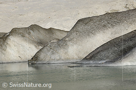 Foto: Ausläufer von Gletschereis im Gletschersee.