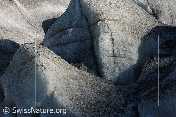 Foto: Formen im Gletschereis mit Licht und Schatten.