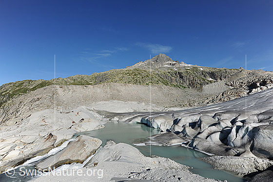 Foto: Gletschersee an der Zunge des Rhonegletschers und Gärstenhörner im Hintergrund. Die Eisdecke des Gletschers hat weiter an Masse verloren und der See an der Gletscherzunge wird zusehends grösser. 