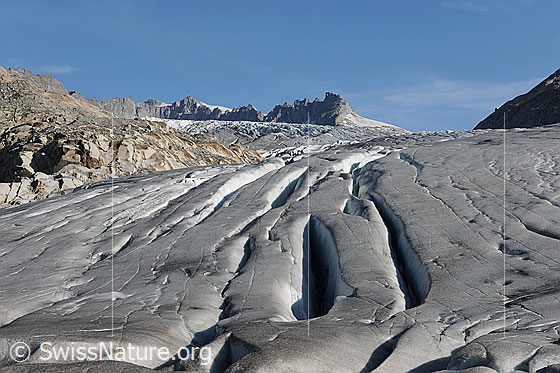 Foto: Längsspalten in der Zunge des Rhonegletschers und Hintere Gelmerhörner.
