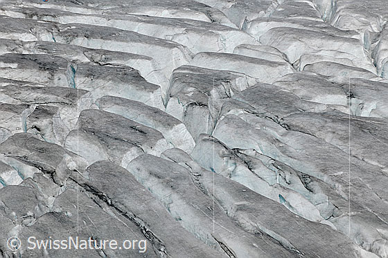 Foto: Getscherspalten im Rhonegletscher. Querspalten und Längsspalten, welche sich im Bereich der Zunge kreuzen.