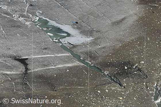 Foto: Gletscherspalte auf Rhonegletscher. Mit Wasser gefüllte Gletscherspalte auf dem Rhonegletscher. In 1-2 Jahren wird sich an Stelle des Eises der dann viel grössere Gletschersee befinden.