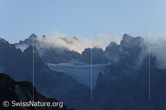 Foto: Wolkenstimmung über den Fünffingerstöcken und dem Obertalgletscher.