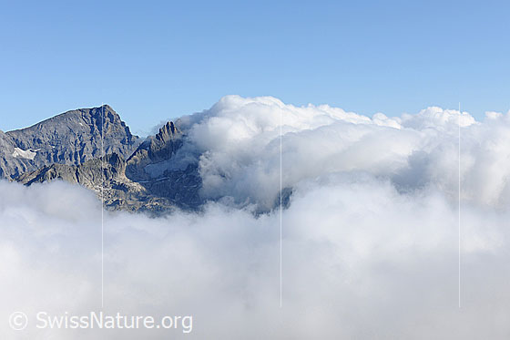 Foto: Wolkenstimmung mit Titlis und Fünffingerstock.