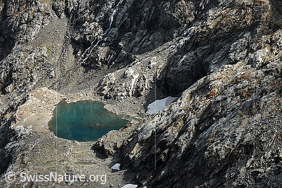 Foto: Kleiner Bergsee in felsiger Umgebung.