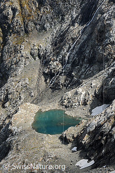 Foto: Kleiner Bergsee in felsiger Umgebung.