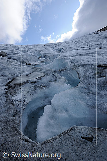Foto: Eiskanal auf dem Chaltwassergletscher. Auf der Oberfläche des Chaltwassergletschers hat sich Schmelzwasser tief ins Gletschereis gegraben. Dabei ist ein interessant geformter Eiskanal entstanden. Supraglazialer Schmelzwasserkanal.