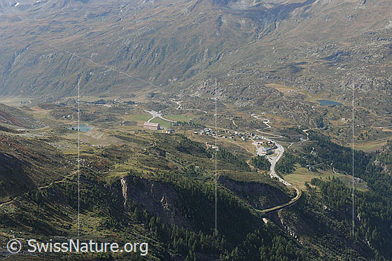 Foto: Simplonpass, Wallis. Tiefblick auf die Passhöhe und die Berglandschaft am Simplonpass.