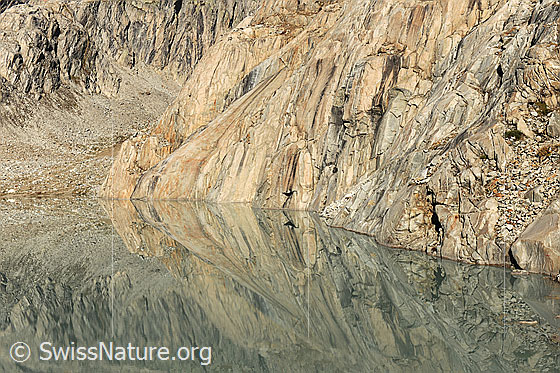 Foto: Muster und Formen in der Natur. Spiegelung einer Felswand im Gruebensee.